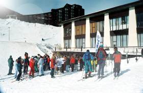 Point de RDV des cours de ski devant le village..