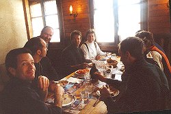 Repas dans un chalet d'altitude du Club avec l'équipe du High Park Ski Club de Toronto (à qui nous envoyons nos amitiés).