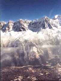 Vue (impressionnante) du Brévent sur le massif du Mont-Blanc dominant la vallée de Chamonix