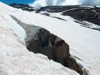Apparition surprise d'une arête rocheuse heureusement située en dehors des pistes