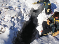 Inspection d'une crevasse par les pisteurs secouristes de la station