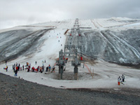 De la glace vive mêlée à des débris rocheux entravent le bas des pistes de Puy Salié.