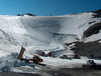 Les machines récupèrent de la neige dans les zones d'accumulations puis la transportent pour combler le manque de neige des points les plus sensibles du domaine skiable